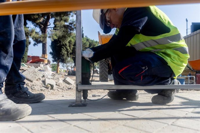 Archivo - Un obrero trabajando