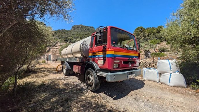 Uno de los camiones cisterna empleados para el transporte de agua a municipios.