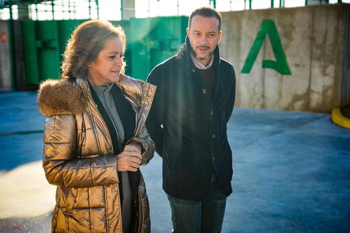 La consejera de Sostenibilidad y Medio Ambiente de la Junta de Andalucía, Catalina García, junto al alcalde de Camas, Víctor Manuel Ávila,  asisten en la  inauguración del  nuevo punto limpio de la localidad sevillana de Camas.