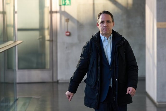 El secretario general técnico del departamento de Cohesión Territorial del Gobierno de Navarra, Eduardo Jiménez, acude a comparecer en la comisión de investigación del Parlamento de Navarra sobre adjudicaciones públicas.