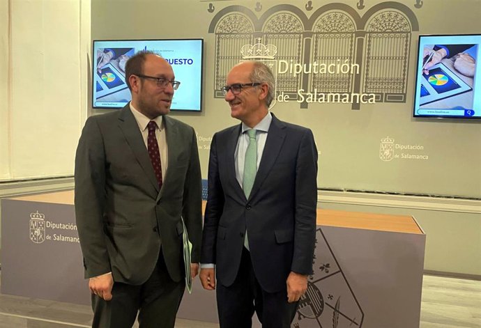 El presidente de la Diputación, Javier Iglesias, (d) y  el diputado de Economía y Hacienda, Marcos Iglesias (i).