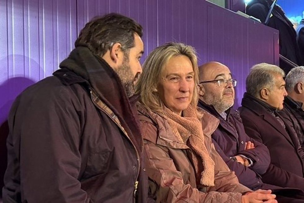 La alcaldesa, Ana Guarinos, y el presidente del PP en C-LM, Paco Núñez, en el partido contra el Barcelona.