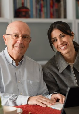 Miguel, uno de los voluntarios de la Obra Social 'San Juan de Dios', junto a María, técnica del Área de Solidaridad.