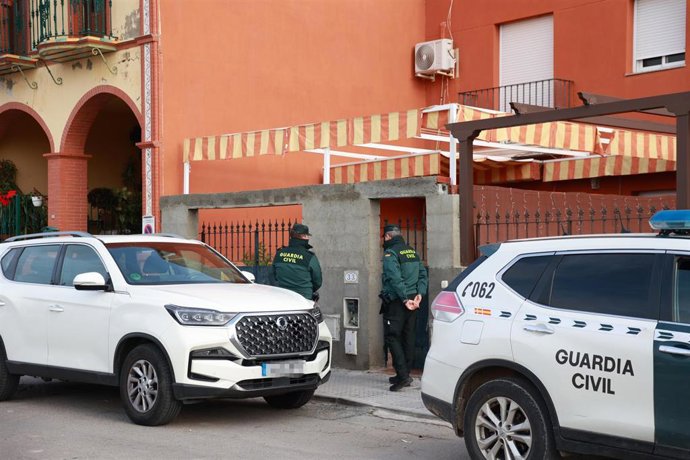 Miembros de la Guardía Civil en el domicilio de la calle Buganvilla de La Algaba (Sevilla) donde ha aparecido esta mañana el cuerpo sin vida de una mujer de 44 años de edad. A 15 de diciembre de 2025 en La Algaba, Sevilla (Andalucía, España).