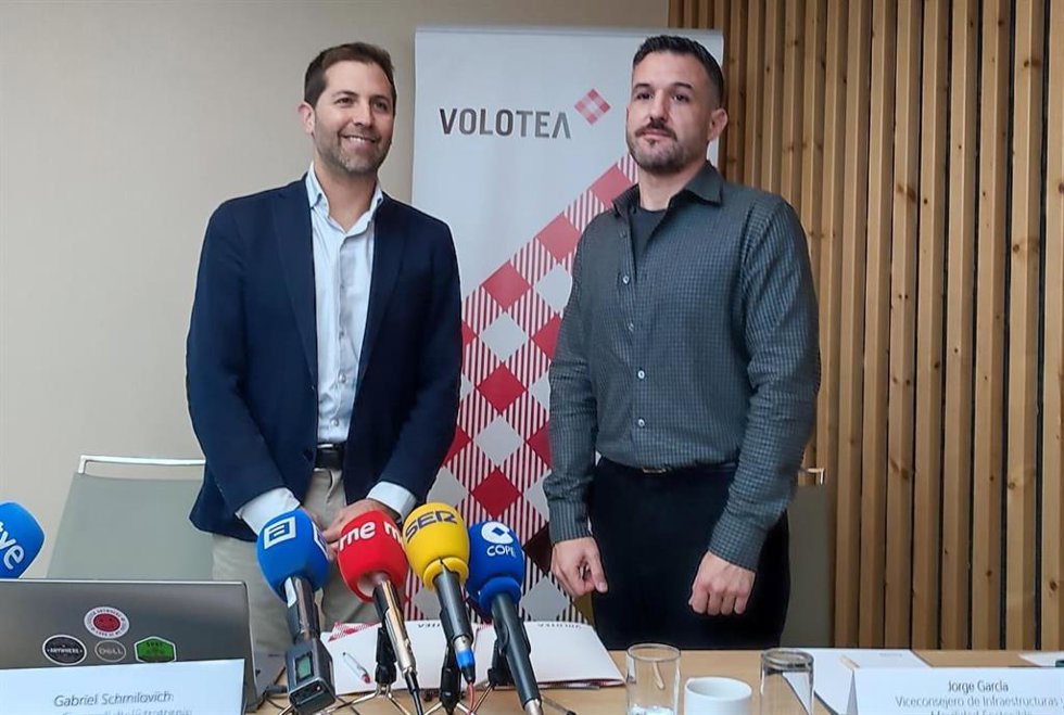 El director general de estrategia de Volotea, Gabriel Schmilovich, junto al viceconsejero de Movilidad de Asturias, Jorge García.