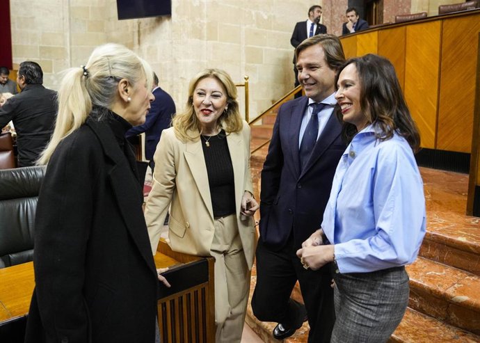 Las consejeras Patricia del Pozo, Carolina España y Rocío Díaz conversan con el secretario general del PP-A, Antonio Repullo, en el Pleno del Parlamento andaluz.