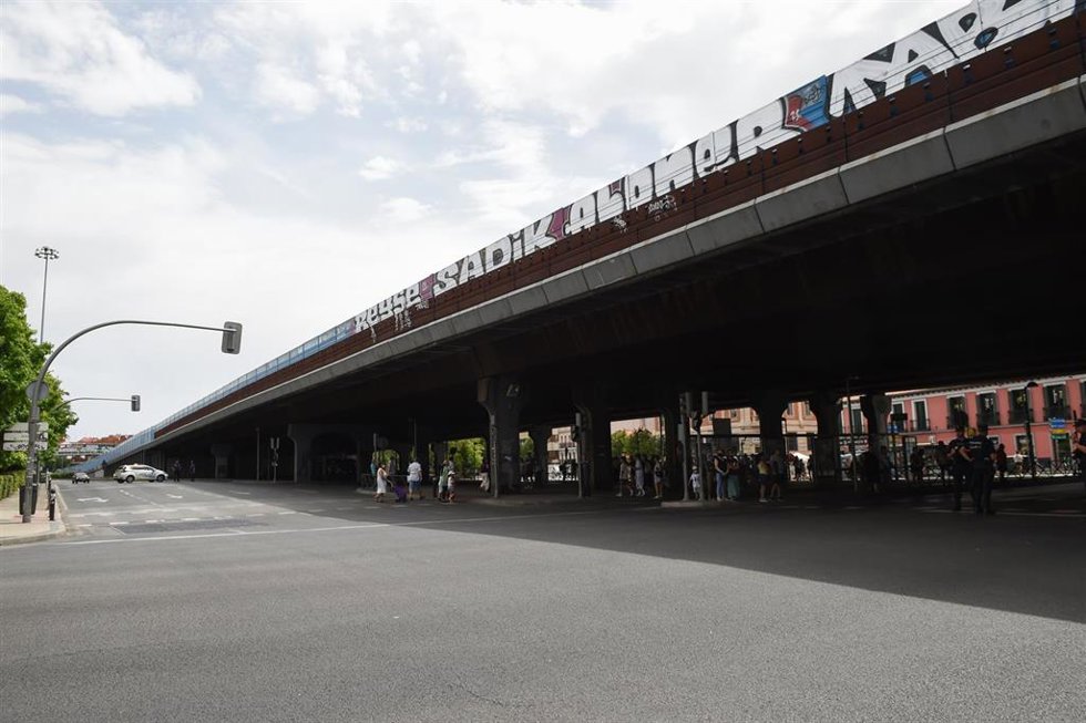 Archivo - Varias personas se manifiestan para pedir que se elimine ya el paso elevado de  la M-30