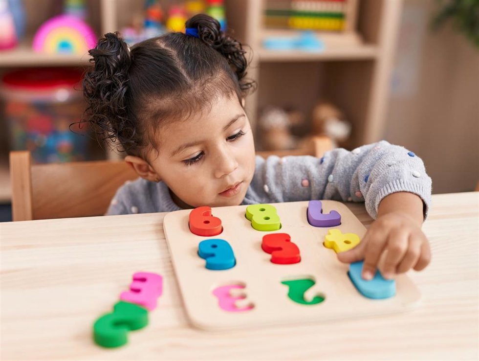 Una niña jugando