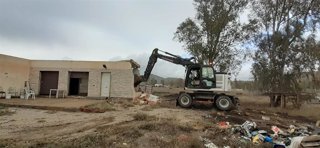 Una máquina excavadora derriba una edificación ilegal en suelo rústico en Tabernas (Almería).