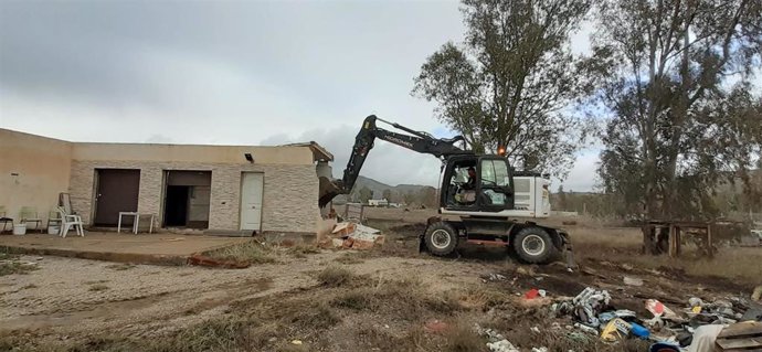 Una máquina excavadora derriba una edificación ilegal en suelo rústico en Tabernas (Almería).