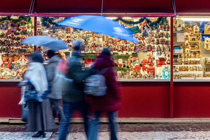 Tradicional mercado de navidad, en la Plaza Mayor, a 10 de diciembre de 2025, en Madrid (España)
