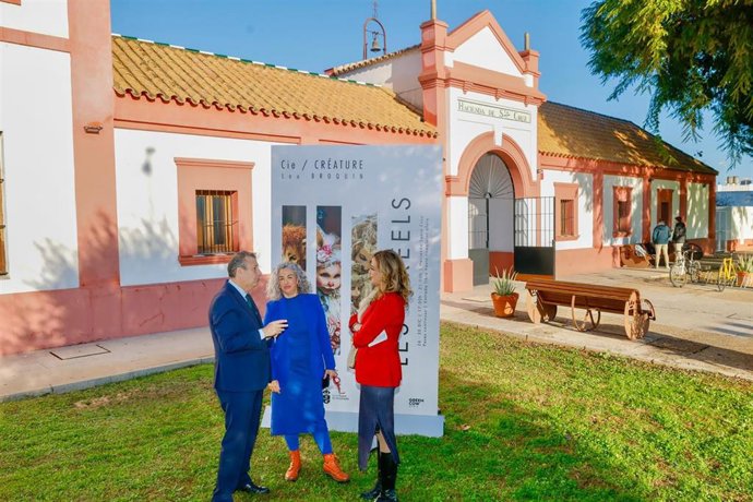 El alcalde de La Rinconada, Javier Fernández, y la edil de Cultura, Raquel Vega, en la presentación del espectáculo 'Les irréels', en la Hacienda Santa Cruz.