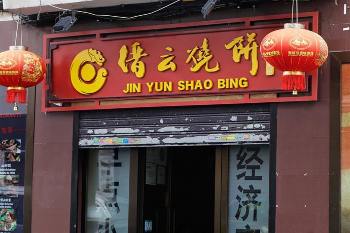 Archivo - Entrada de un restaurante chino en el distrito de Usera, en una imagen de archivo.