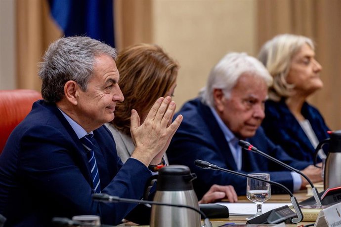 Los expresidentes del Gobierno José Luis Rodríguez Zapatero (1i) y Felipe González (2d), y la presidena del Congreso, Francina Armengol (2i