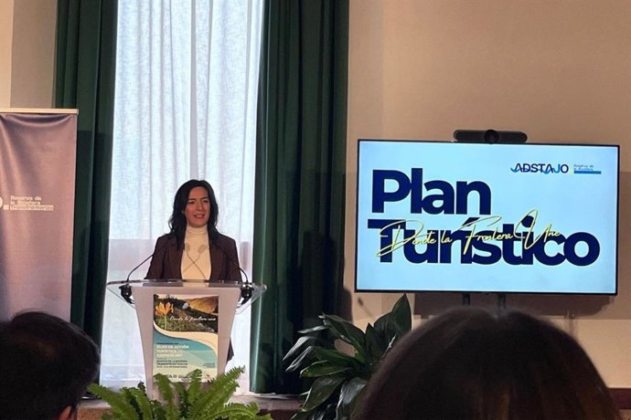 La vicepresidenta primera de Territorio de la Diputación de Cáceres, Esther Gutiérrez, participa en una reunión del nuevo Plan de Turismo del Tajo-Tejo Internacional