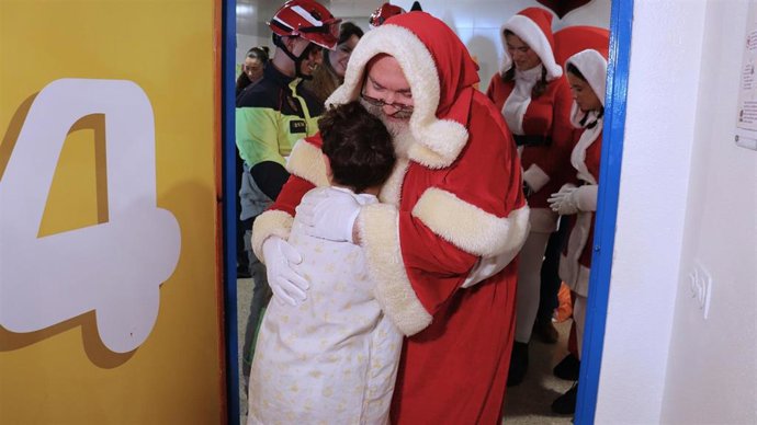 Papá Noel con uno de los niños ingresados en el Hospital Juan Ramón Jiménez de Huelva.