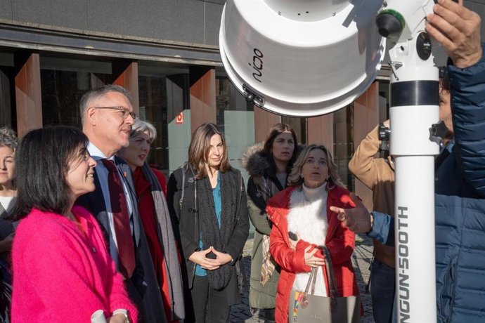 El consejero de Universidad, Innovación y Transformación Digital del Gobierno de Navarra, Juan Luis García, junto a un telescopio solar especial para observar el eclipse que está previsto el 12 de agosto de 2026.