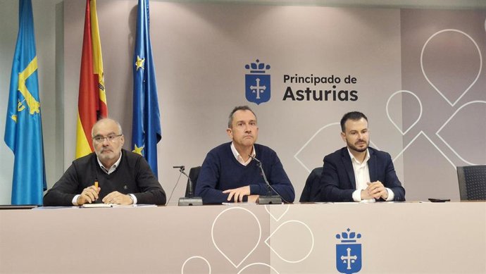 El jefe de Servicio de Régimen Legal de la Vivienda, José María González Gancedo; el consejero de Ordenación de Territorio, Urbanismo, Vivienda y Derechos Ciudadanos, Ovidio Zapico y el director general de Vivienda, Daniel Sánchez en rueda de prensa.