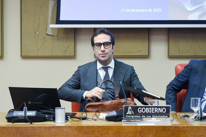 El ministro de Economía, Comercio y Empresa, Carlos Cuerpo, comparece ante la Comisión Mixta para la Unión Europea, en el Congreso de los Diputados, a 17 de diciembre de 2025, en Madrid (España). 