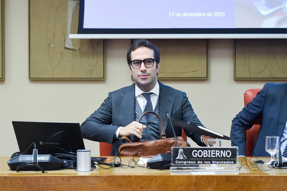 El ministro de Economía, Comercio y Empresa, Carlos Cuerpo, comparece ante la Comisión Mixta para la Unión Europea, en el Congreso de los Diputados, a 17 de diciembre de 2025, en Madrid (España). 