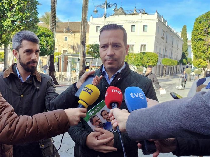 El candidato de Vox a la Presidencia de la Junta de Extremadura, Óscar Fernández Calle, atiende a los medios de comunicación en la Plaza de España de Mérida.