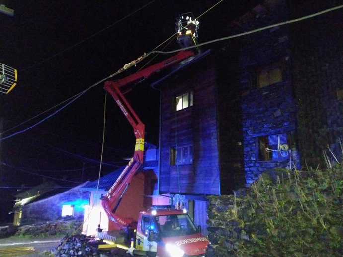 Bomberos del Speis intervienen en un incendio en la cubierta de una vivienda de Guímara (León).