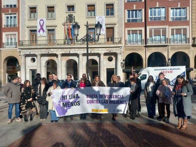 Concentración en Logroño tras últimos asesinatos machistas en España; "La Navidad, por desgracia, conlleva más riesgos"