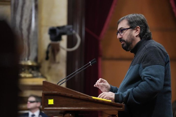 El diputado de la CUP Dani Cornellà interviene en el pleno del Parlament