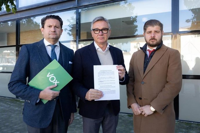 En el centro de la imagen, el portavoz del Grupo Vox en Andalucía, Manuel Gavira, muestra la querella contra el alcalde de Camas (Sevilla) por infidelidad y daños en documentos públicos.