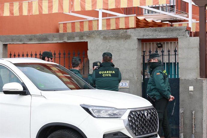 Miembros de la Guardía Civil en el domicilio de la calle Buganvilla de La Algaba (Sevilla) donde ha aparecido esta mañana el cuerpo sin vida de una mujer de 44 años de edad. A 15 de diciembre de 2025 en La Algaba, Sevilla (Andalucía, España).