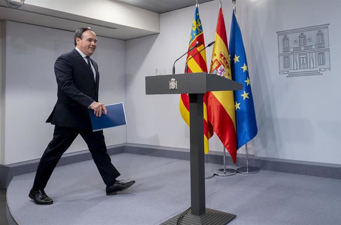 El presidente de la Generalitat valenciana, Juanfran Pérez Llorca, ofrece una rueda de prensa, en el Palacio de La Moncloa, a 17 de diciembre de 2025, en Madrid (España). 