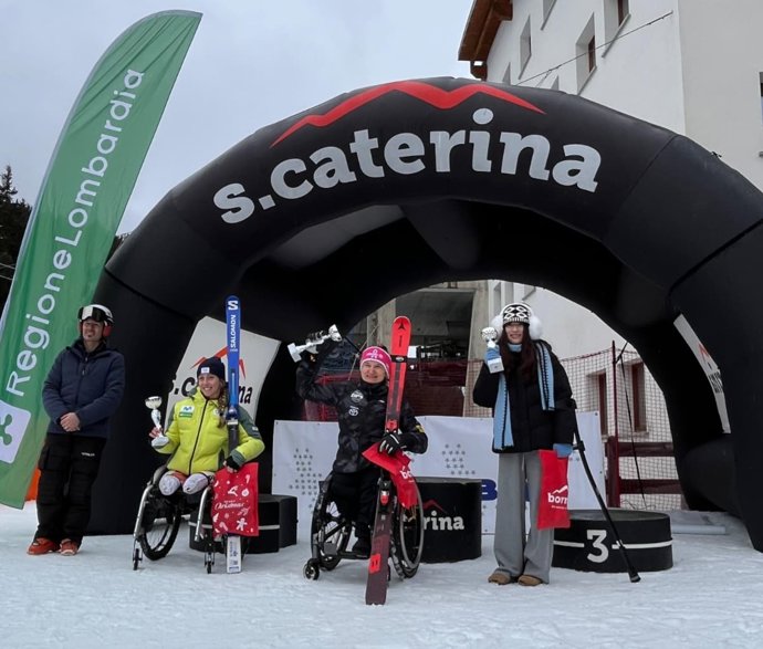 Audrey Pascual (izda) en el podio tras su segundo puesto en el descenso de la prueba de Santa Caterina de la Copa del Mundo de Esquí Paralímpico 25-26