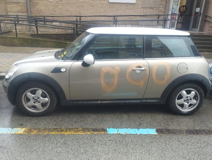 Geroa Bai denuncia pintadas en el coche de Uxue Barkos.