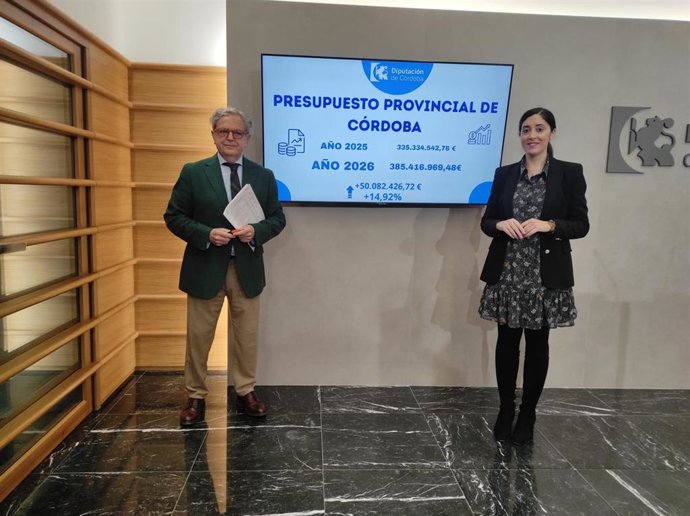 El presidente de la Diputación de Córdoba, Salvador Fuentes, y la delegada de Hacienda y Fondos Europeos de la Diputación de Córdoba, Ana Rosa Ruz, en la presentación del proyecto de presupuestos para 2026.