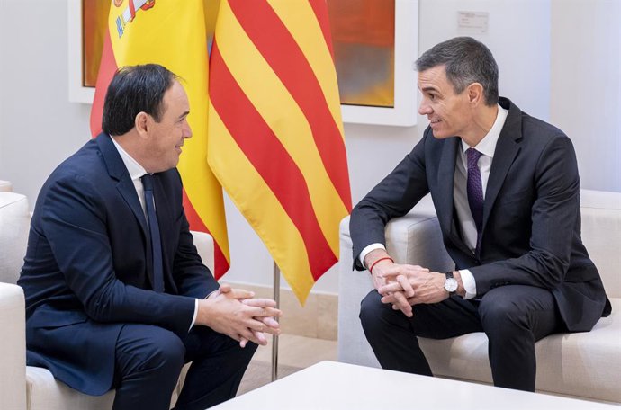 O Presidente do Governo, Pedro Sánchez (à direita), e o Presidente do Governo Regional Valenciano, Juanfran Pérez Llorca (à esquerda), durante uma reunião no Palácio La Moncloa em 17 de dezembro de 2025, em Madri (Espanha). Esta é a primeira reunião entre