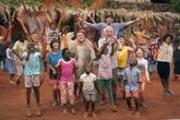 Foto: Leo Harlem viaja a África para adoptar un nuevo hijo en el caótico tráiler de La familia Benetón +2