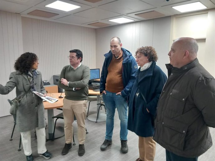 El consejero de Hacienda, Gobernanza Pública, Sociedad Digital y Portavocía, Alfonso Domínguez, ha visitado este miércoles la renovada Oficina de Atención al Ciudadano de Logroño (SAC)