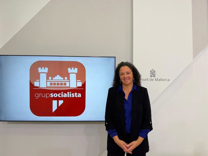 La portavoz del grupo socialista en el Consell de Mallorca, Catalina Cladera, en rueda de prensa