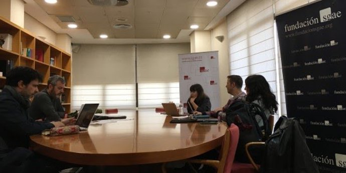 Las autoras y autores Samuel Sebastian, Jerónimo Cornelles (tutor), Marta Chust, Rubén Rodríguez y Arantxa Talón, en una sesión del Laboratorio de Escritura Teatral 'La memoria de nuestras calles: FANG', en la sede valenciana de SGAE.