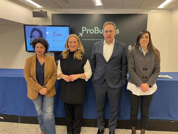 La alcaldesa de Burgos, Cristina Ayala, en la presentación del Foro Sílex junto a otras autoridades.