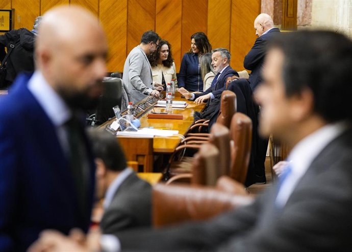 Diputados de Adelante Andalucía, Por Andalucía, el PSOE-A y Vox conversan en el salón de plenos del Parlamento andaluz.