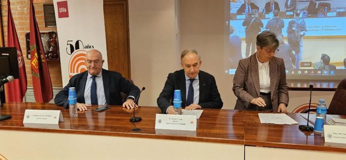 (Izq A Der) El Alcalde De Valladolid, Jesús Julio Carnero, Junto Al Rector De La UVA, Antonio Largo, Y La Decana De La Facultad De Ciencias Económicas Y Empresariales, María Del Valle Santos Álvarez