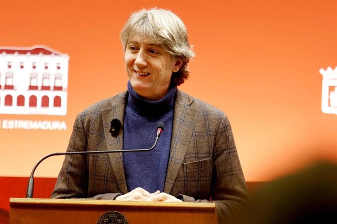 El secretario general del PSOE en Castilla y León y alcalde de Soria, Carlos Martínez, en una atención a medios de comunicación.