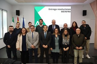 Nieto (centro), en el acto de entrega, a los alcaldes y representantes municipales de 14 localidades cordobesas, de las resoluciones de las ayudas Meinfra.