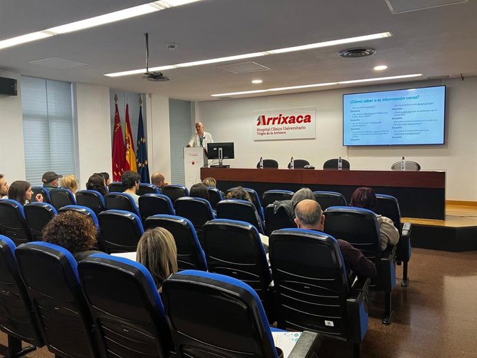 El hospital Virgen de la Arrixaca ha celebrado la primera escuela de familiares y cuidadores de personas con esclerosis múltiple