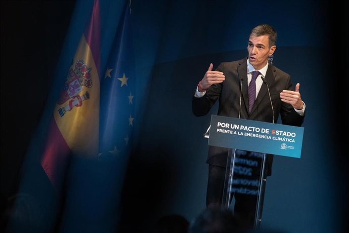 El presidente del Gobierno, Pedro Sánchez, clausura el acto de 'Avanzando en el Pacto de Estado frente a la Emergencia Climática' en el Círculo de Bellas Artes, a 17 de diciembre de 2025, en Madrid (España).