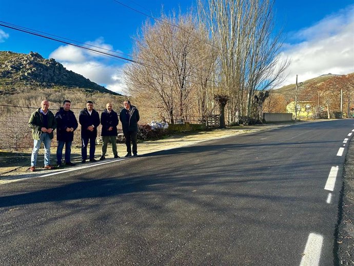 El alcalde de San Juan del Molinillo, del que Navandrinal es anejo, Prudencio Andrino, y el presidente de la Diputación, Carlos García, visitan las obras de mejora a la carretera provincial AV-P-413, de acceso a Navandrinal