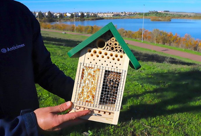 Cajas nido para atraer a aves insectívoras que se han instalado en los parques de la Canaleja y la Laguna de Torrox, en Jerez de la Frontera (Cádiz)