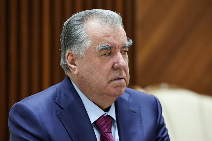 El presidente de Tayikistán, Emomali Rahmon, durante una reunión con su homólogo de Rusia, Vladimir Putin, en Kirguistán (archivo)