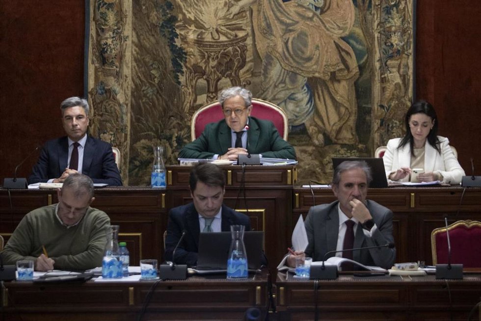 El presidente de la Diputación de Córdoba, Salvador Fuentes (centro), durante el Pleno ordinario de diciembre.